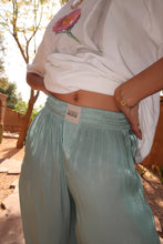 Charger l'image dans la galerie, PANTALON 100% SOIE VERT SAUGE