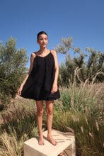 Charger l'image dans la galerie, ROBE COURTE DOS NU NOIRE - "PIOUPIOU"