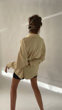 Charger l'image dans la galerie, CHEMISE EN SOIE - "BANANA MILK"