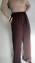 Charger l'image dans la galerie, PANTALON À CEINTURE INVISIBLE MARRON CHOCOLAT - « LAYLOW »