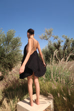 Charger l'image dans la galerie, ROBE COURTE DOS NU NOIRE - "PIOUPIOU"