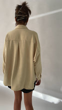 Charger l'image dans la galerie, CHEMISE EN SOIE - "BANANA MILK"
