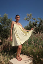 Charger l'image dans la galerie, ROBE COURTE DOS NU JAUNE - "PIOUPIOU"