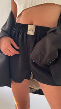 Charger l'image dans la galerie, SHORT EN SOIE NOIR "BOXER"