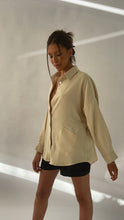 Charger l'image dans la galerie, CHEMISE EN SOIE - "BANANA MILK"