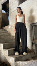 Charger l'image dans la galerie, PANTALON À PINCES NOIR - « SACHA »