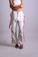 Charger l'image dans la galerie, MAISON BEIGE PANTALON CARGO "BLANC"