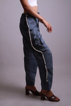 Charger l'image dans la galerie, MAISON BEIGE PANTALON CARGO "BLEU"