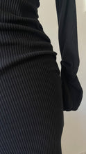 Charger l'image dans la galerie, ROBE EN MAILLE NOIRE - "HOURGLASS"