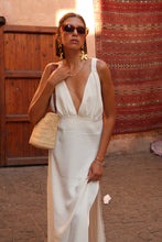 Charger l'image dans la galerie, ROBE EN CREPE DE SOIE BLANCHE- "TIE THE KNOT"