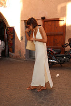 Charger l'image dans la galerie, ROBE EN CREPE DE SOIE BLANCHE- "TIE THE KNOT"