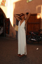 Charger l'image dans la galerie, ROBE EN CREPE DE SOIE BLANCHE- "TIE THE KNOT"