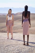 Charger l'image dans la galerie, MAISON BEIGE SILK SKIRT "ALYA" - MAISON BEIGE MAISON BEIGE PARIS - MAISON BEIGE Mode éthique et éco responsable, mode responsable, blazer oversize, robe en soi, robe dos nu, jupe en soi, chemise en soi, manteau en laine, marque française, made in france, fabriqué en france, marque éco responsable, marque éthique, MINI JUPE, jupe en soie