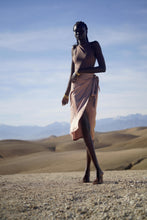 Charger l'image dans la galerie, MAISON BEIGE SILK SKIRT "ALYA" - MAISON BEIGE MAISON BEIGE PARIS - MAISON BEIGE Mode éthique et éco responsable, mode responsable, blazer oversize, robe en soi, robe dos nu, jupe en soi, chemise en soi, manteau en laine, marque française, made in france, fabriqué en france, marque éco responsable, marque éthique, MINI JUPE, jupe en soie