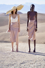 Charger l'image dans la galerie, MAISON BEIGE SILK SKIRT "ALYA" - MAISON BEIGE MAISON BEIGE PARIS - MAISON BEIGE Mode éthique et éco responsable, mode responsable, blazer oversize, robe en soi, robe dos nu, jupe en soi, chemise en soi, manteau en laine, marque française, made in france, fabriqué en france, marque éco responsable, marque éthique, MINI JUPE, jupe en soie