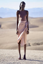 Charger l'image dans la galerie, MAISON BEIGE SILK SKIRT "ALYA" - MAISON BEIGE MAISON BEIGE PARIS - MAISON BEIGE Mode éthique et éco responsable, mode responsable, blazer oversize, robe en soi, robe dos nu, jupe en soi, chemise en soi, manteau en laine, marque française, made in france, fabriqué en france, marque éco responsable, marque éthique, MINI JUPE, jupe en soie