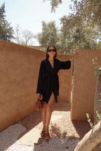 Charger l'image dans la galerie, KIMONO EN LIN NOIR MODE ETHIQUE ET ECO RESPONSABLE, MARQUE FRAN9AISE, FABRICATION ETHIQUE, MODE ALTERNATIVE, MODE D'été, mode minimaliste