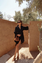 Charger l'image dans la galerie, KIMONO EN LIN NOIR MODE ETHIQUE ET ECO RESPONSABLE, MARQUE FRAN9AISE, FABRICATION ETHIQUE, MODE ALTERNATIVE, MODE D'été, mode minimaliste