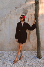 Charger l'image dans la galerie, KIMONO EN LIN NOIR MODE ETHIQUE ET ECO RESPONSABLE, MARQUE FRAN9AISE, FABRICATION ETHIQUE, MODE ALTERNATIVE, MODE D'été, mode minimaliste