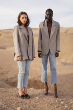 Charger l'image dans la galerie, MAISON BEIGE OVERSIZED DAD BLAZER "AZALEE" - MAISON BEIGE MAISON BEIGE Mode éthique et éco responsable, mode responsable, blazer oversize, robe en soi, robe dos nu, jupe en soi, chemise en soi, manteau en laine, marque française, made in france, fabriqué en france, marque éco responsable, marque éthique, blazer 100% laine