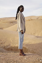 Charger l'image dans la galerie, MAISON BEIGE OVERSIZED DAD BLAZER "AZALEE" - MAISON BEIGE MAISON BEIGE Mode éthique et éco responsable, mode responsable, blazer oversize, robe en soi, robe dos nu, jupe en soi, chemise en soi, manteau en laine, marque française, made in france, fabriqué en france, marque éco responsable, marque éthique, blazer 100% laine
