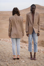 Charger l'image dans la galerie, MAISON BEIGE OVERSIZED DAD BLAZER "COCCO" - MAISON BEIGE MAISON BEIGE Mode éthique et éco responsable, mode responsable, blazer oversize, robe en soi, robe dos nu, jupe en soi, chemise en soi, manteau en laine, marque française, made in france, fabriqué en france, marque éco responsable, marque éthique, blazer 100% laine