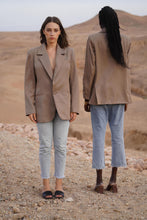 Charger l'image dans la galerie, MAISON BEIGE OVERSIZED DAD BLAZER "COCCO" - MAISON BEIGE MAISON BEIGE Mode éthique et éco responsable, mode responsable, blazer oversize, robe en soi, robe dos nu, jupe en soi, chemise en soi, manteau en laine, marque française, made in france, fabriqué en france, marque éco responsable, marque éthique, blazer 100% laine