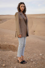 Charger l'image dans la galerie, MAISON BEIGE OVERSIZED DAD BLAZER "COCCO" - MAISON BEIGE MAISON BEIGE Mode éthique et éco responsable, mode responsable, blazer oversize, robe en soi, robe dos nu, jupe en soi, chemise en soi, manteau en laine, marque française, made in france, fabriqué en france, marque éco responsable, marque éthique, blazer 100% laine