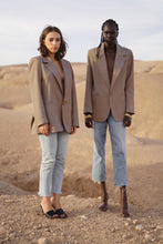 Charger l'image dans la galerie, MAISON BEIGE OVERSIZED DAD BLAZER "COCCO" - MAISON BEIGE MAISON BEIGE Mode éthique et éco responsable, mode responsable, blazer oversize, robe en soi, robe dos nu, jupe en soi, chemise en soi, manteau en laine, marque française, made in france, fabriqué en france, marque éco responsable, marque éthique, blazer 100% laine