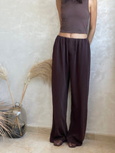 Charger l'image dans la galerie, PANTALON À CEINTURE INVISIBLE MARRON CHOCOLAT - « LAYLOW »
