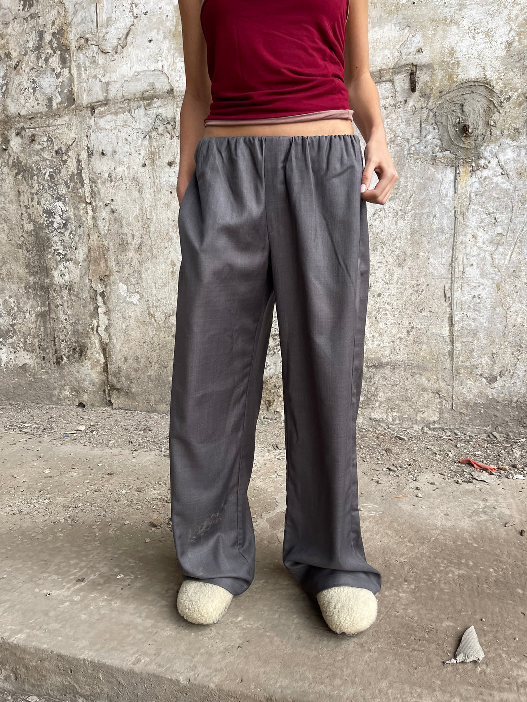 PANTALON À CEINTURE INVISIBLE GRIS - « LAYLOW »