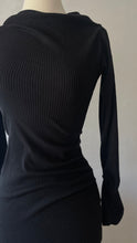 Charger l&#39;image dans la galerie, ROBE EN MAILLE NOIRE - &quot;HOURGLASS&quot;
