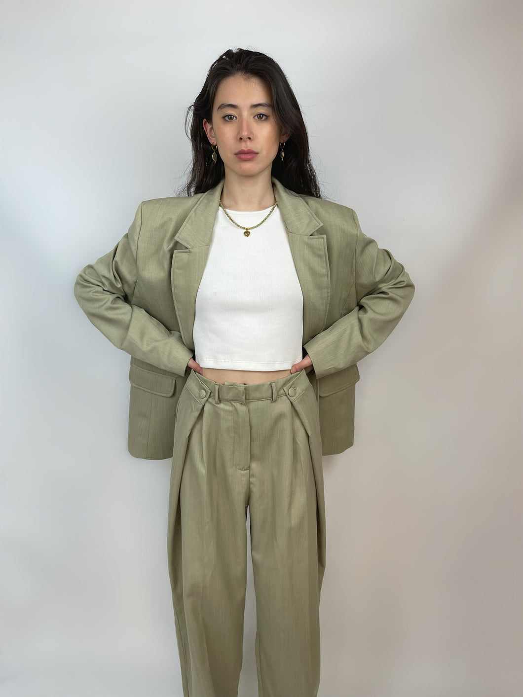 MAISON BEIGE Mode éthique et éco responsable, mode responsable, blazer oversize, robe en soi, robe dos nu, jupe en soi, chemise en soi, manteau en laine, marque française, made in france, fabriqué en france, marque éco responsable, marque éthique, pantalon ajustable vert